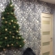 Božićna drvca od šljokica na zidu