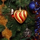 Come decorare magnificamente un albero di Natale con orpelli?