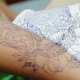 Jak přenést tetování na tělo z papíru?