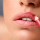 Wie malt man Lippen richtig mit einem Bleistift?