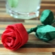 Bagaimana untuk membuat bunga mawar dari serbet?
