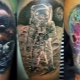 Revisión del tatuaje de astronauta