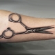 Преглед на татуировката с ножици