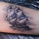 Descripción general del tatuaje con barcos
