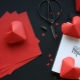 Origami dari kertas dalam bentuk hati