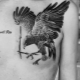 Características de un tatuaje con un halcón.