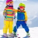 Varietăți de costume de schi pentru copii și alegerea lor