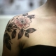 Tattoo auf der Schulter für Mädchen