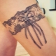 Tetovaža u obliku lukova na nogama