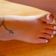 Tetovējums rokassprādzes veidā uz meiteņu kājām