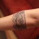 Tetoválás karkötő formájában a lányok kezén