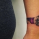 Tetování v podobě náramku na paži