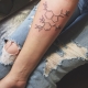 Tatuaje en forma de fórmula de serotonina y dopamina.