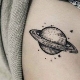 Tatuaje en forma del planeta Saturno.