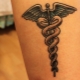 Tattoo sa anyo ng isang simbolo ng caduceus