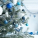 Decorare l'albero di Natale in colore blu-argento