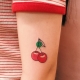 Variantes de la imagen de una cereza para un tatuaje.