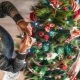 Mga pagpipilian para sa dekorasyon ng Christmas tree na may mga busog