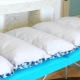 Elegir un colchón en un sofá para la extensión de pestañas.