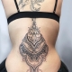 Dámske tetovanie v dolnej časti chrbta