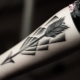 Значението и примерите за скици за татуировка със стрелка