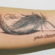 El significado de un tatuaje con una pluma para niñas y su variedad.