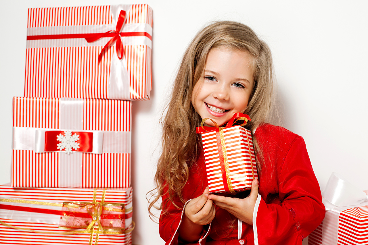 Cadouri pentru o fetiță de 8 ani de Anul Nou: ce să-i oferi unei fiice? Opțiuni Anul Nou pentru soră și naiță