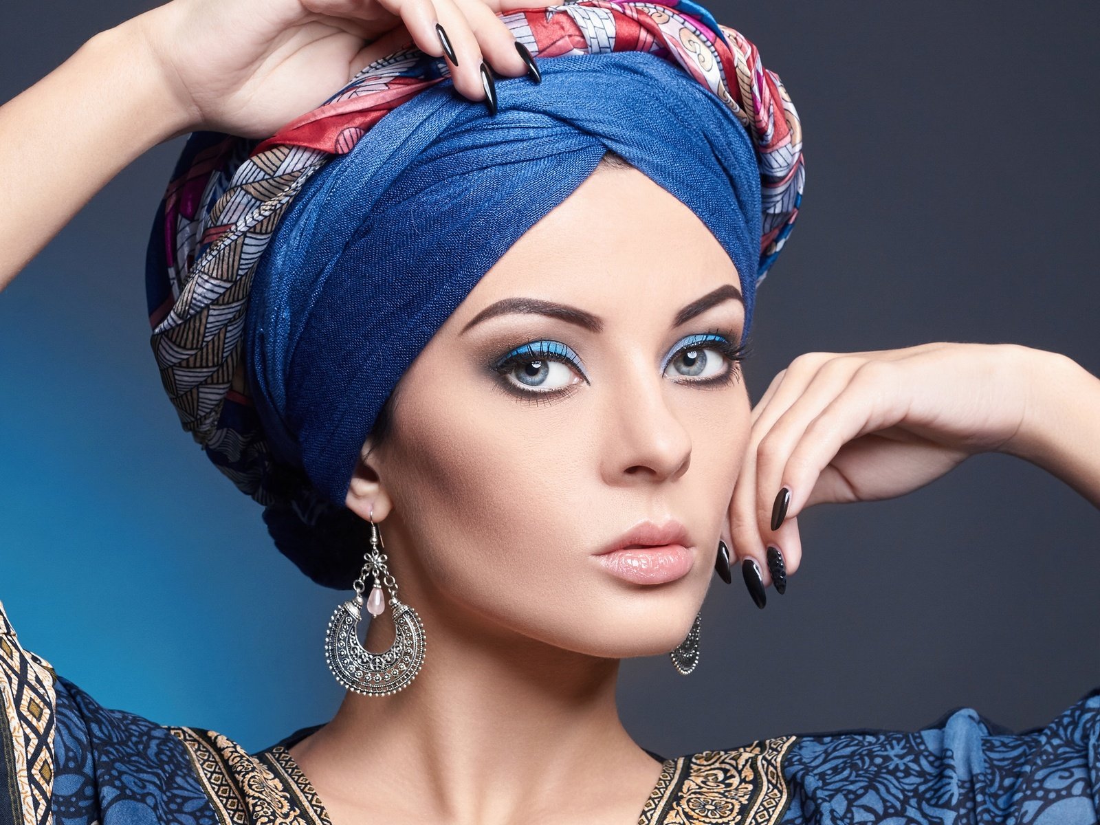 Cum să faci un turban dintr-o eșarfă? de fotografii Cum să eșarfă sub formă de pe cap cu propriile mâini? Scheme pas cu pas pentru femei