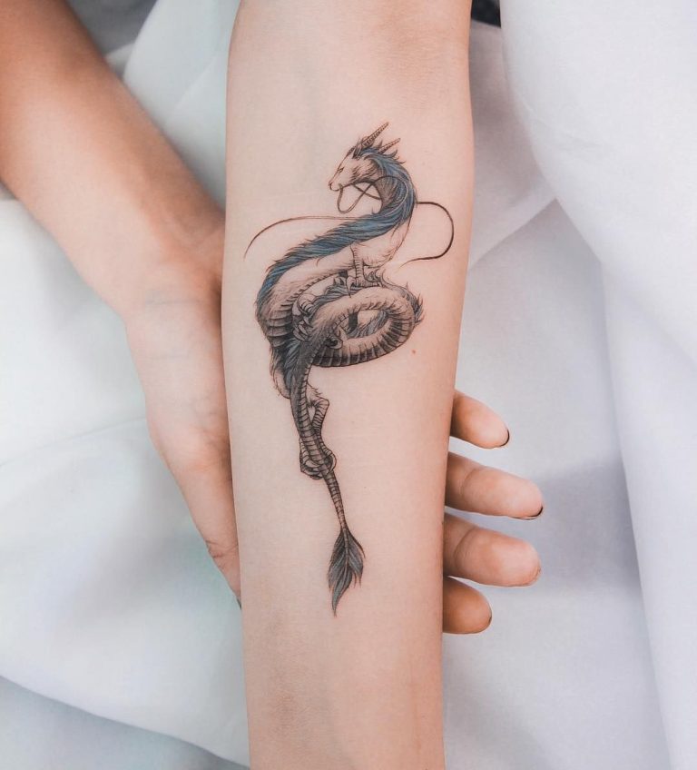 Engrave engineering Margaret Mitchell Drakono tatuiruotė mergaitėms (37 nuotraukos): tatuiruočių reikšmė ir  eskizai, tatuiruotės ant rankos ir nugaros, ant šlaunies ir kojos, mažos  tatuiruotės ant peties ir kitose srityse