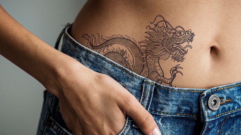 Engrave engineering Margaret Mitchell Drakono tatuiruotė mergaitėms (37 nuotraukos): tatuiruočių reikšmė ir  eskizai, tatuiruotės ant rankos ir nugaros, ant šlaunies ir kojos, mažos  tatuiruotės ant peties ir kitose srityse