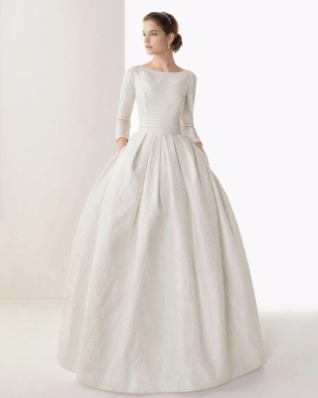 Vestuvinė suknelė su rankovėmis iki alkūnės