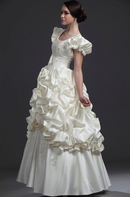 dlhé svadobné šaty s lampášovým rukávom