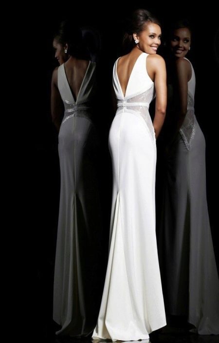 Un ejemplo de una cola para una falda recta de un vestido de novia.