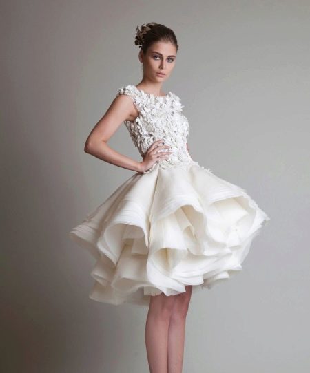 Gaun pengantin dengan skirt kembang