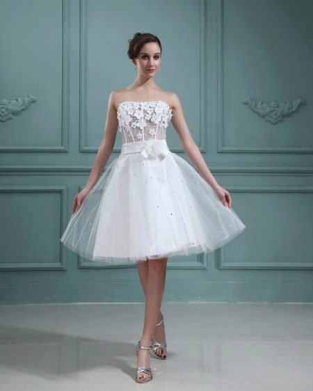 Gaun pengantin pendek dengan applique