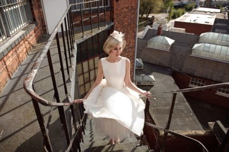 Krátke svadobné šaty s klobúkom