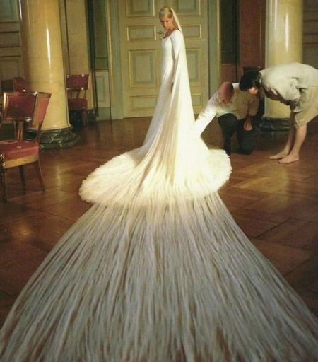 Esküvői ruha nagyon hosszú fátyollal