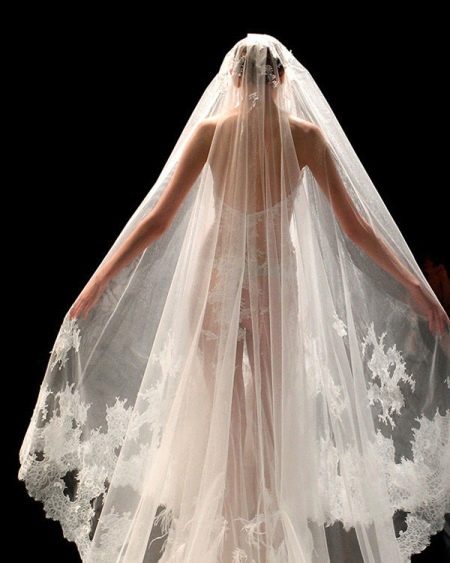 Przezroczysta suknia ślubna z welonem