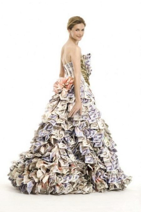 Vestido de noiva feito de dinheiro