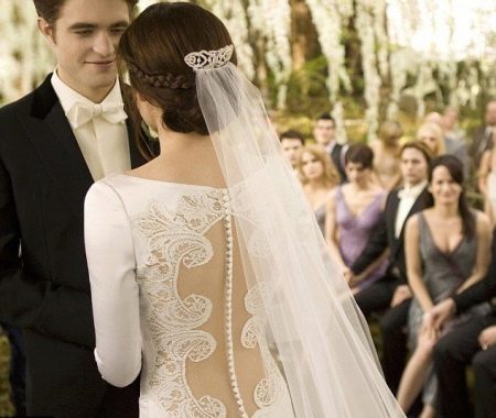 Gaun pengantin dengan renda di belakang