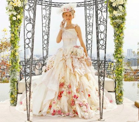 Vestuvinė suknelė su gėlėmis