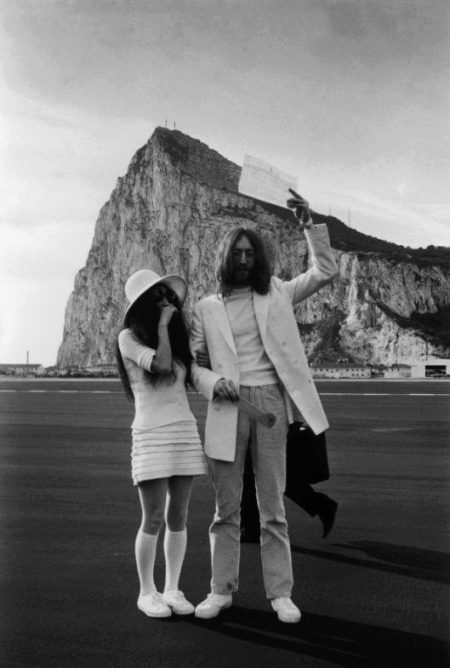 Trumpa vestuvinė suknelė Yoko Ono