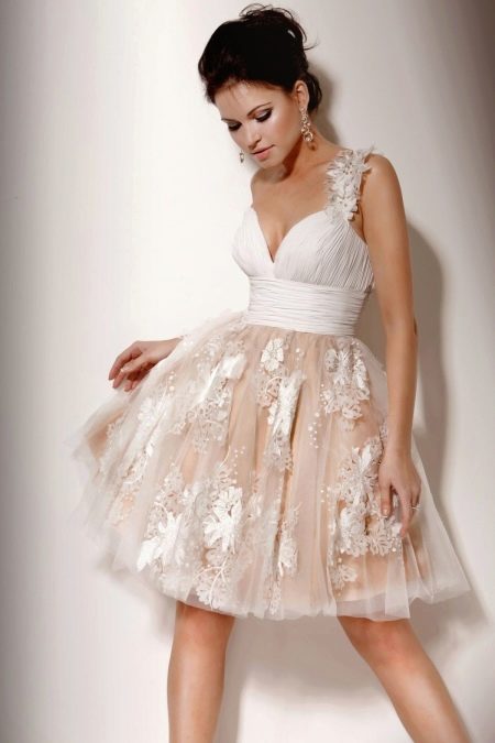 Gaun pengantin musim panas dengan korset satin dan skirt bengkak