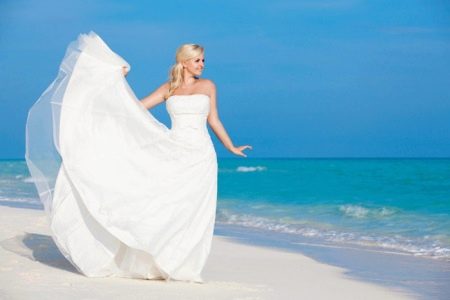 Gaun pengantin panjang dengan skirt kembang