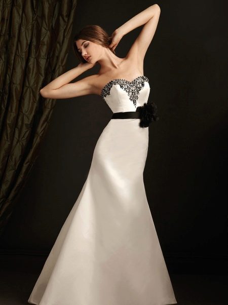Paprasta vestuvinė suknelė su siuvinėjimu