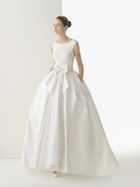 فستان زفاف بسيط منتفخ