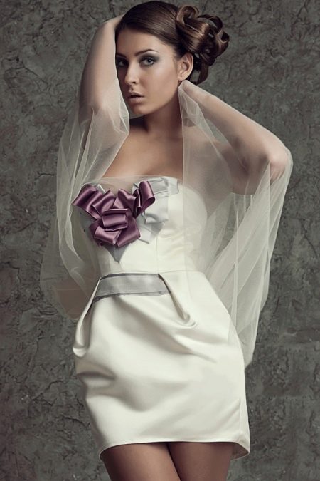 Krótka suknia ślubna z obcisłą obcisłą obcisłą sukienką
