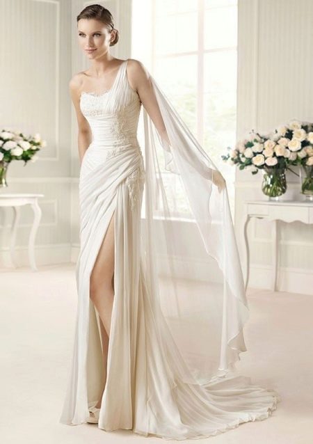 Suknia ślubna o prostym kroju z jednym paskiem na ramię