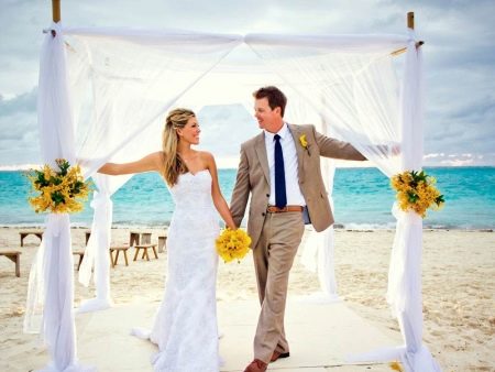 Egyenes menyasszonyi ruha tengerparti esküvőre.