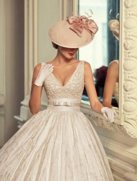 Gaun pengantin A-line dengan garis leher yang dalam